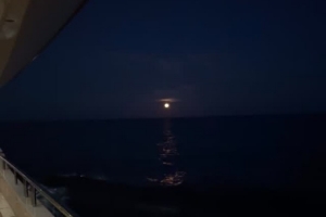 海上生明月！詹姆斯晒在游艇上观赏夜景：橘色圆月
